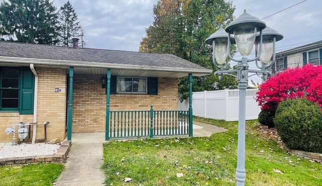Near Canton 3-bedroom house in Louisville with WiFi, patio