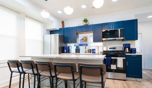 Near Capitol Hill w/parking & 2 kitchens sleeps 12