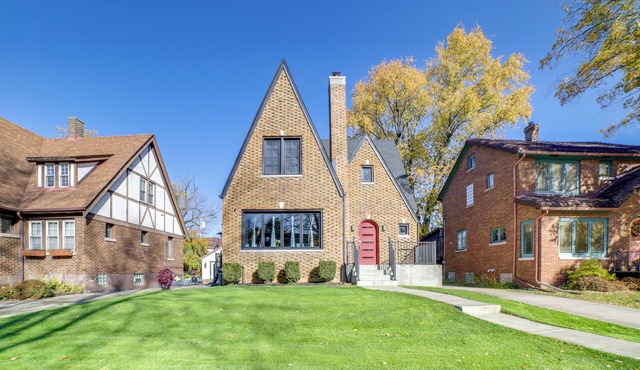 Near Casinos & Lake Michigan Beaches: Hammond Apt