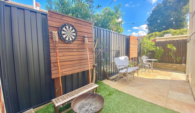 Near Caulfield Racecourse & Monash Uni! Cosy apartment with private courtyard