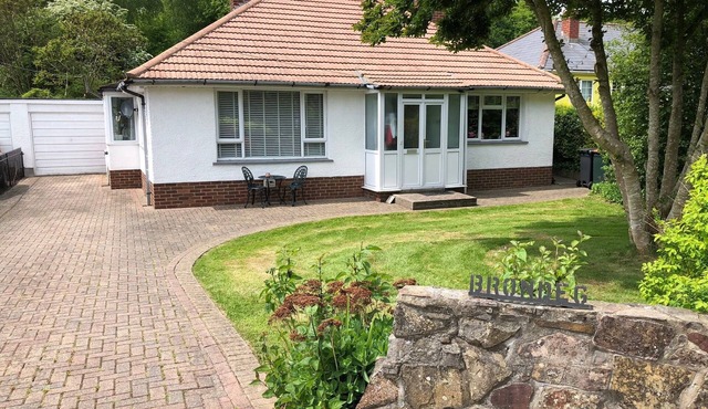 *Near Celtic Manor Golf Resort - Detached Bungalow Ideal For Quick Stay*
