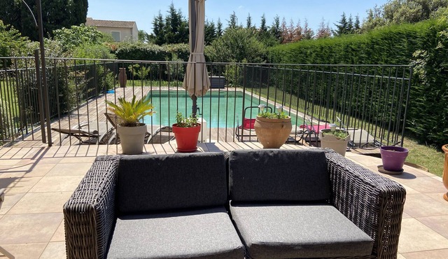 Near Châteauneuf du Pape and Avignon, peaceful villa with secure swimming pool