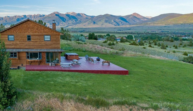 Near Chico Hot Springs, Hot Tub, 2 Fireplaces, IR Sauna, EV Charger, Foosball