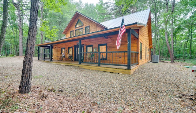 Near Choctaw Casino: Broken Bow Cabin w/Hot Tub!