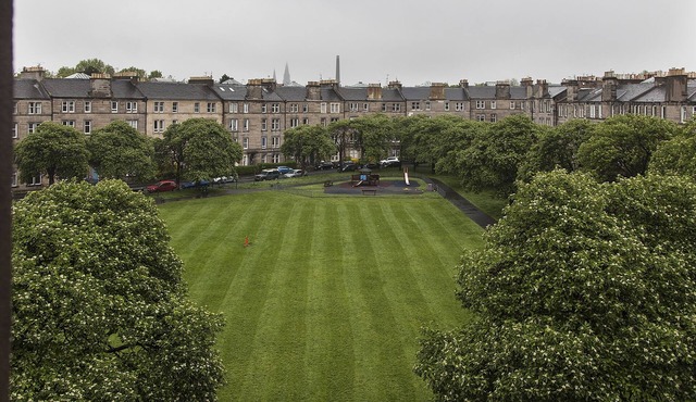 Near city centre 2 bedroom apartment with park view