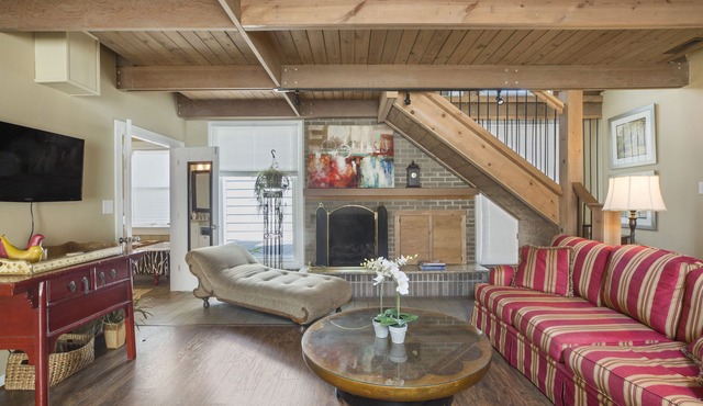 Near Clemson! Lofted Apartment, within walking distance of Historic Pendleton