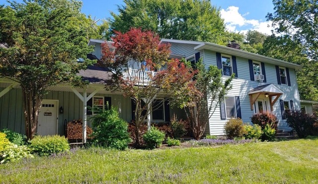 Near Colgate and Seven Oaks Golf, Accommodates 8 Guests