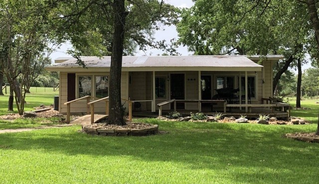 Near College Station & A&M campus.Beautiful ranch cabin! Aggies welcomed.