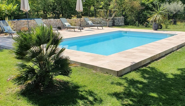 Near Cordes self-contained gîte, air-conditioned, private pool.