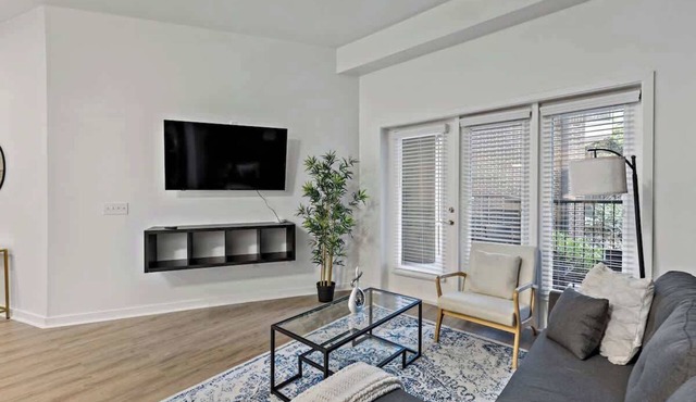 Near CPCC & light Rail | Pool, Gym, W/D & Parking