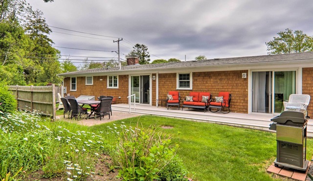 Near Craigville Beach & Main St! Sunny Cottage