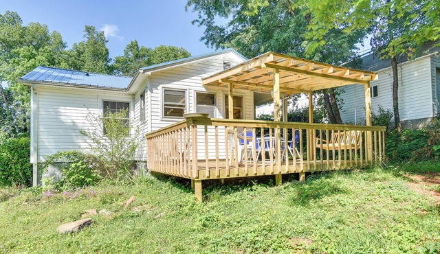 Near Dining: Columbus Cottage w/Furnished Deck!