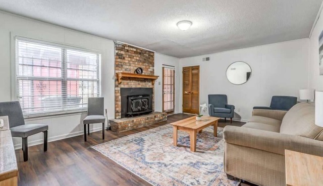 Near Dining & Shopping-Tranquility on Tulip Tree