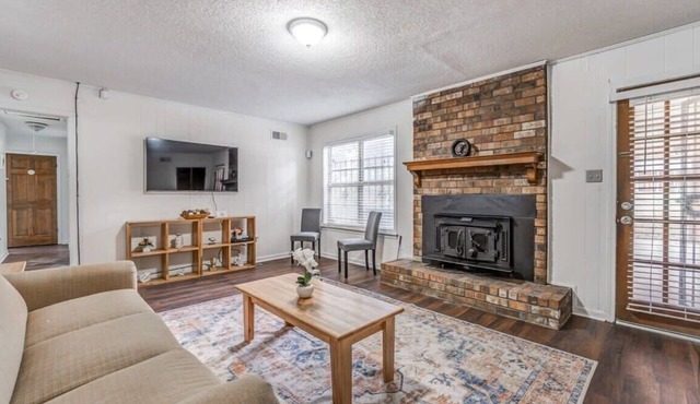 Near Dining & Shopping-Tranquility on Tulip Tree