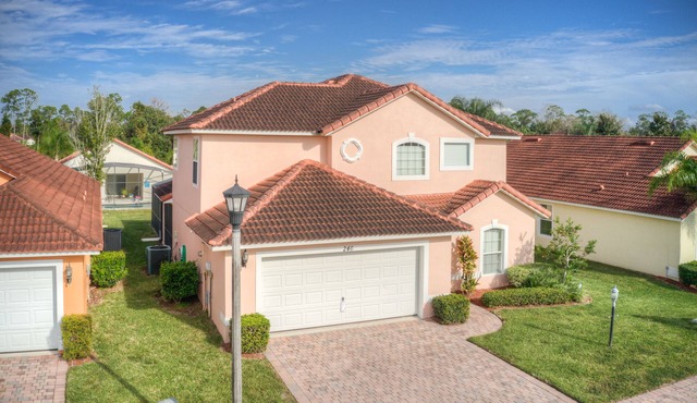 Near Disney World, private home with swimming pool!