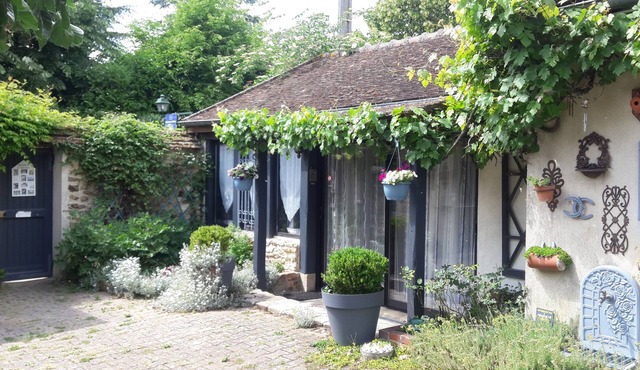 Near Disneyland, LA PARISIENNE n