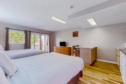 Near Douglas Lake 1st Floor Studio Dog Friendly