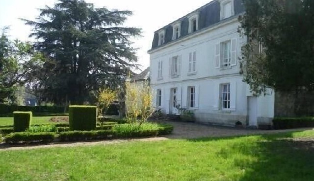 Near down town Amboise, beautiful property on a large park