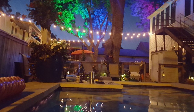 Near Downtown, 1BR Carriage House, Swimming Pool, Private Parking, Pets OK