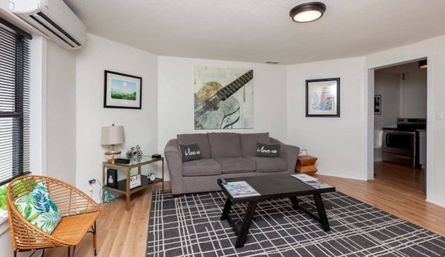 Near Downtown ~ 2BDR & Fun Backyard ~ Pet Friendly