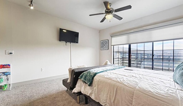 Near downtown, 3 queen beds,pool-gym access