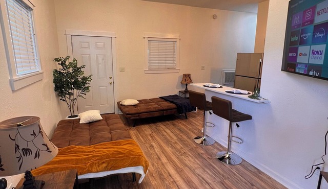 Near Downtown & Attractions, Airport, Spacious, The Green House Unit B