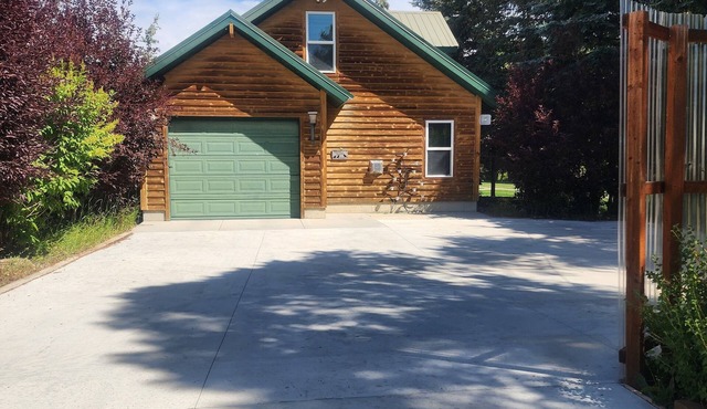 Near downtown borders Pine Creek and Town Park