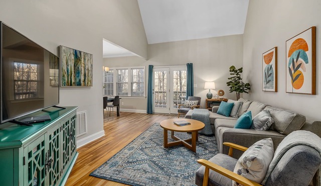 Near downtown Cary & RDU. Easy access to Raleigh, Durham and local venues.