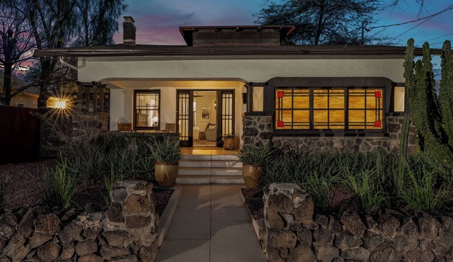 Near Downtown! Charming bungalow w/heated pool in Armory Park Historic District