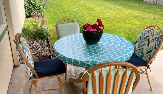 Near downtown, family-friendly, house with 3 bedrooms 2 full baths, sleeps 8.