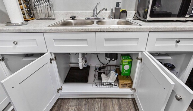 Near Downtown | MD Center | 3TVs | Pet| King Bed