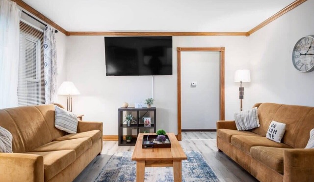 Near Downtown, Modern Interior - Chapel Hill Charm