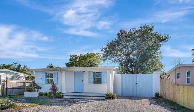 Near DownTown & Napes Beach! Cottage House 2QueenBeds Fenced Back Yard with deck
