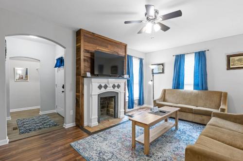 Near Downtown Park & Zoo Trendy Ridgeland Tudor