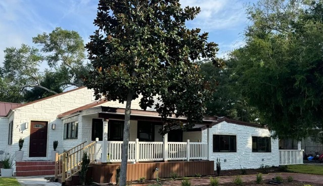 Near downtown Pensacola 3-bedroom house in country club community! Pet friendly