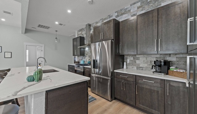 Near Downtown + River Walk + Alamo | WiFi | Yard