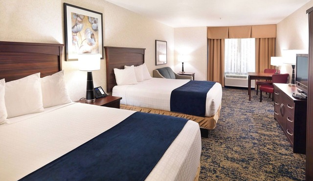 Near Downtown Escape w/Indoor Pool, Sauna & Breakfast l 3 Spacious Rooms