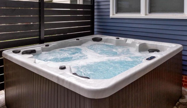 Near Drake/Downtown packed w/Amenities - Hot Tub - Movie Theater