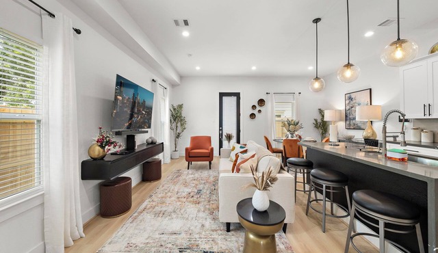 Near DT & Med Center Townhouse | WiFi Games Pets