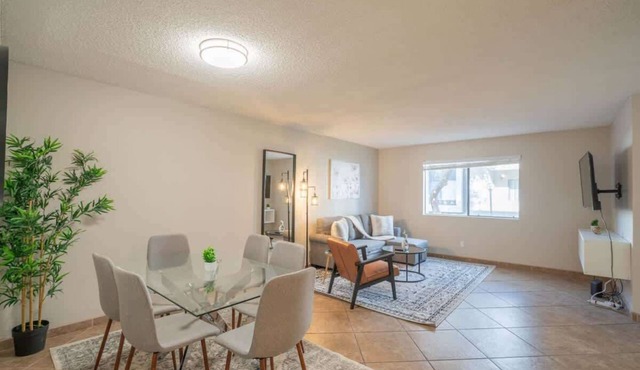 Near DT & Trails | Pool,Gym,Balcony,W/D,Parking