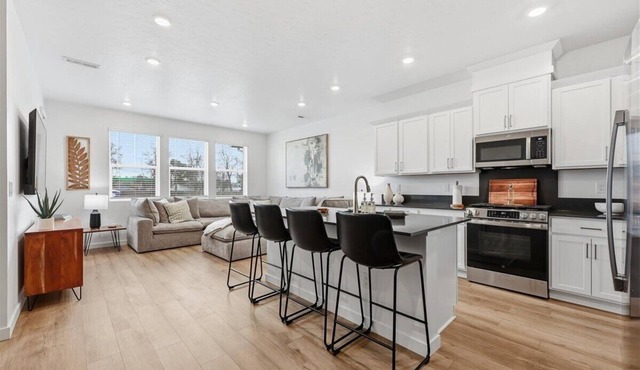 Near Eagle Island | Pool | 2 King Beds | Parking | Smart TV