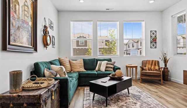 Near Eagle Island | Pool | King Bed | Parking | Smart TV