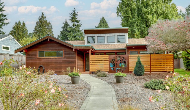 Near Eats & Brews! Beautiful Seattle Home w/Patio