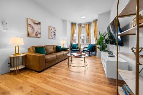 Near everything - Large 1300 sq ft accommodation 2 parking spaces Wi-Fi AC