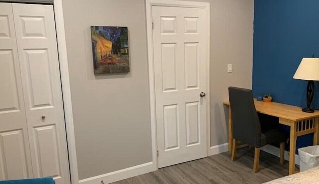 Near express routes to Queens/St. Lawrence/DT. Guest Suite in family home.n