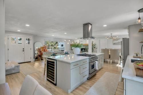 Near Fairgrounds Entire Home Hot Tub Movie Room EV Charger Fire Pit Patio 3 King Beds Sleeps 6