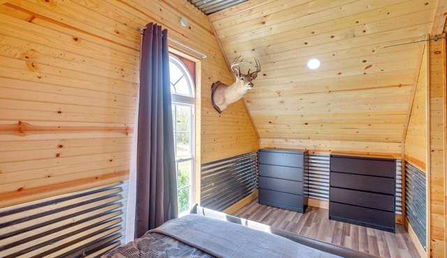 Near Fall Foliage: Retreat w/Hot Tub in Alabama