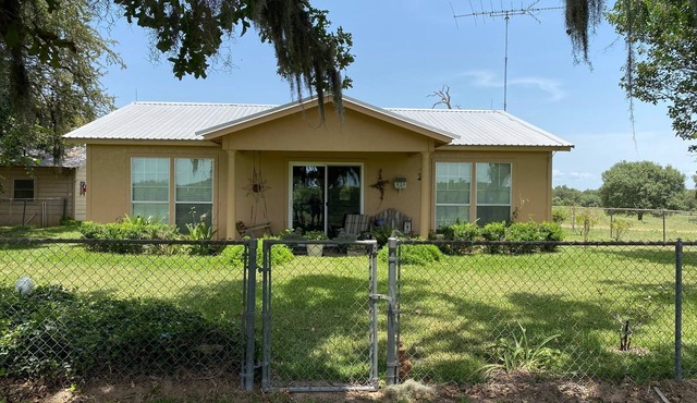 Near Fayetteville, Round Top, Columbus: Peaceful Country Setting