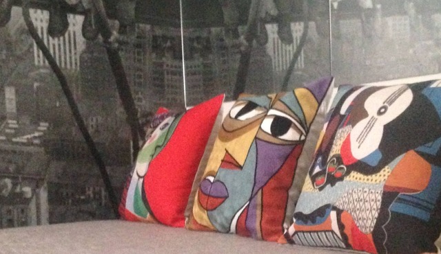 Near Federation Sq, Flinders St Station, restaurants, shopping & graffiti alleys