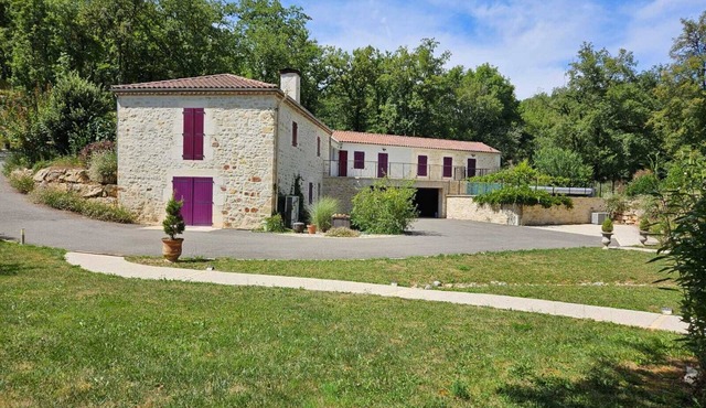 Near Floressas the completely renovated old watermill Le Roussenq-Moulin Neuf